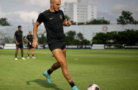 Fbio Santos em ao no ltimo treino do Corinthians antes de encarar o So Bernardo