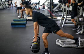Romero em ao na academia do Corinthians antes de encarar o So Bernardo