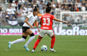 SP - Sao Paulo - 09/02/2023 - SUPERCOPA DO BRASIL FEMININA 2023,  CORINTHIANS X INTERNACIONAL - Gabi Portilho, a Corinthians player, competes  with Eskerdinha, a Internacional player, during a match at the