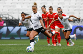 Tamires batendo o pnalti marcado a favor do Corinthians