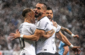 Renato Augusto e Rger Guedes comemoram gol em empate do Corinthians contra o Palmeiras no Paulista