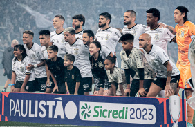 Elenco do Corinthians posa para foto antes de empate do Corinthians contra o Palmeiras no Paulista