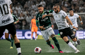Renato Augusto carrega bola em empate do Corinthians contra o Palmeiras no Paulista