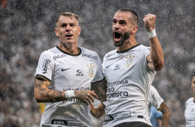 Renato Augusto e Rger Guedes comemoram se abraando em empate do Corinthians contra o Palmeiras