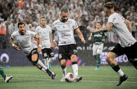 Renato Augusto prepara passe em empate do Corinthians contra o Palmeiras no Paulista