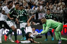 Romero disputa bola com Weverton em empate do Corinthians contra o Palmeiras no Paulista