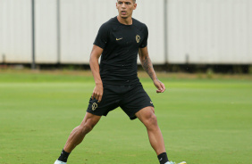 Caetano durante treino do Corinthians