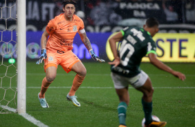 Cssio se prepara para defender chute de Rony em empate do Corinthians com o Palmeiras no Paulisto