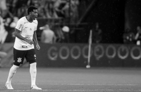 Gil comemora gol em foto em preto e branco em empate do Corinthians com o Palmeiras no Paulisto