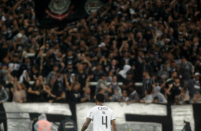 Gil olha a torcida em empate do Corinthians com o Palmeiras no Paulisto