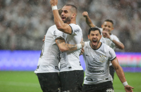 Renato Augusto e Giuliano celebram gol marcado em empate do Corinthians com o Palmeiras no Paulisto