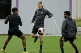 Rger Guedes e Gil durante treino do Corinthians
