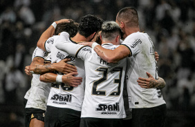 Jogadores do Corinthians celebram gol contra o Mirassol