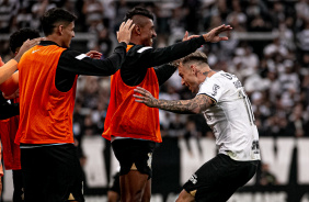 Rger Guedes comemora gol com Caetano e Paulinho