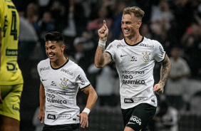 Rger Guedes e Roni comemoram gol do Corinthians contra o Mirassol