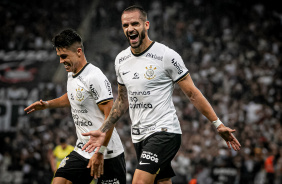Roni e Renato Augusto celebram gol do Corinthians contra o Mirassol