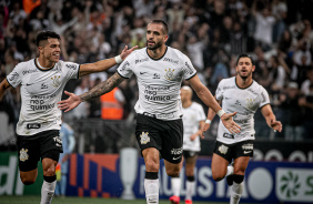Roni, Renato Augusto e Giuliano celebram gol do Corinthians sobre o Mirassol