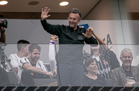 Neto recebe o carinho da Fiel em camarote na Arena na vitria contra o Mirassol no Paulista