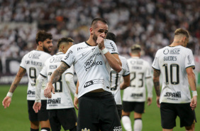 Renato Augusto beija o escudo em vitria do Corinthians contra o Mirassol no Paulista