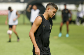 Adson caminhando enquanto treina no CT Joaquim Grava de olho no jogo contra o Santos