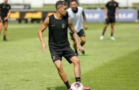 Adson com a bola em seu domnio durante atividade no CT Joaquim Grava