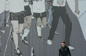 Cssio ao lado do muro em homenagem ao Mundial de Clubes no CT Joaquim Grava