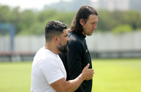 Cássio e Bruno Mazziotti conversando durante treino no CT Joaquim Grava