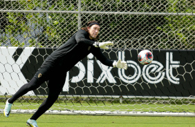 Cssio saltando para agarrar a bola durante treino no CT Joaquim Grava