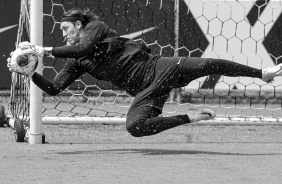 Cssio saltando para agarrar a bola em treino no CT Joaquim Grava