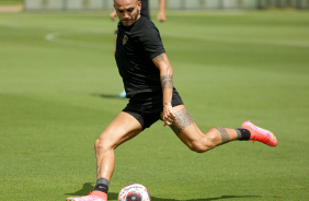 Fbio Santos se preparando para cruzar uma bola em atividade no CT Joaquim Grava