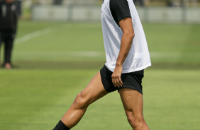 Fausto Vera dominando a bola em treino no CT Joaquim Grava