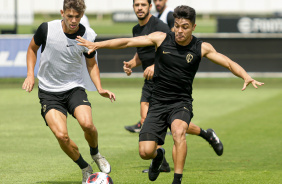 Gabriel Moscardo e Roni durante treino no CT Joaquim Grava; Giuliano tambm aparece