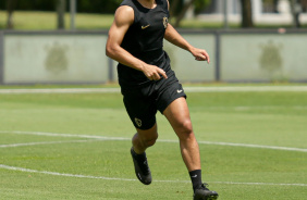 Guilherme Biro correndo em direção a bola em treino de manhã no CT Joaquim Grava