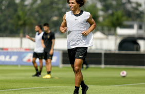 Guilherme Biro correndo sorridente no campo do CT Joaquim Grava