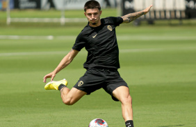 Lo Mana, que treinou junto ao time profissional, cruzando bola em treino no CT Joaquim Grava