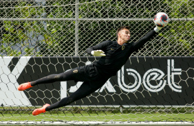 Matheus Donelli se esforando para defender um chute durante treino no CT Joaquim Grava