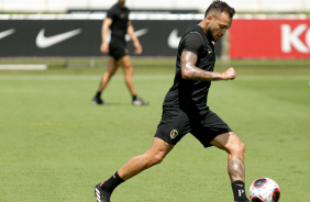 Maycon se preparando para dar um passe durante atividade antes do jogo contra o Santos