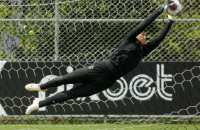 O goleiro Kau tambm participou do treino junto ao time profissional no CT Joaquim Grava