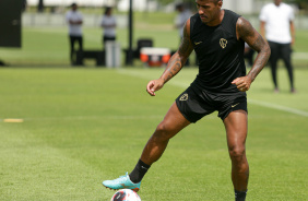 Paulinho com a bola em seu domnio no CT Joaquim Grava