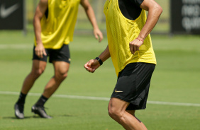 Romero durante treino matinal no CT Joaquim Grava; Guilherme Biro aparece ao fundo