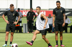 Ryan, Pedro e Arthur Sousa participando de treino junto ao time profissional no CT Joaquim Grava