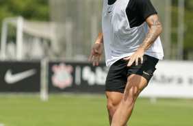 Ryan, que participou de treino junto ao time profissional, com a bola em seu domnio