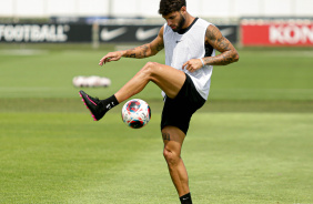 Yuri Alberto fazendo embaixadinha em treino no CT Joaquim Grava