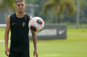 Adson observando a bola vir a seu domnio durante atividade matinal visando o jogo contra o Santos