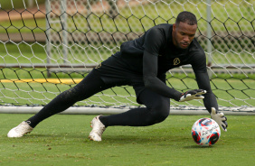 Carlos Miguel se preparando para realizar uma defesa durante treino matinal