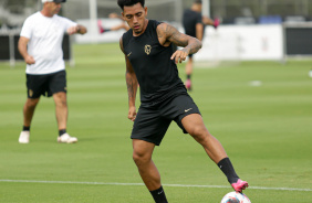 Du Queiroz com a bola em seu domnio durante atividade matinal no CT Joaquim Grava