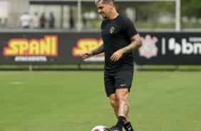 Fagner sorridente enquanto realiza treino matinal no CT Joaquim Grava