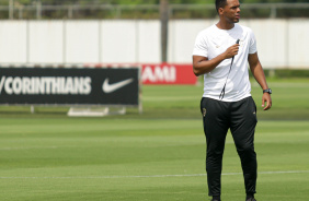 Fernando Lzaro com um apito no campo do CT Joaquim Grava