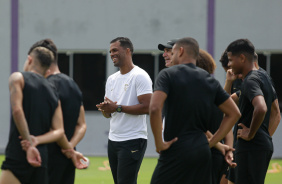 Fernando Lázaro junto ao elenco do Corinthians em treino no CT Joaquim Grava