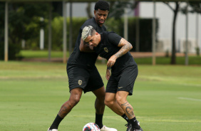 Gil e Fagner disputando a bola durante atividade no CT Joaquim Grava